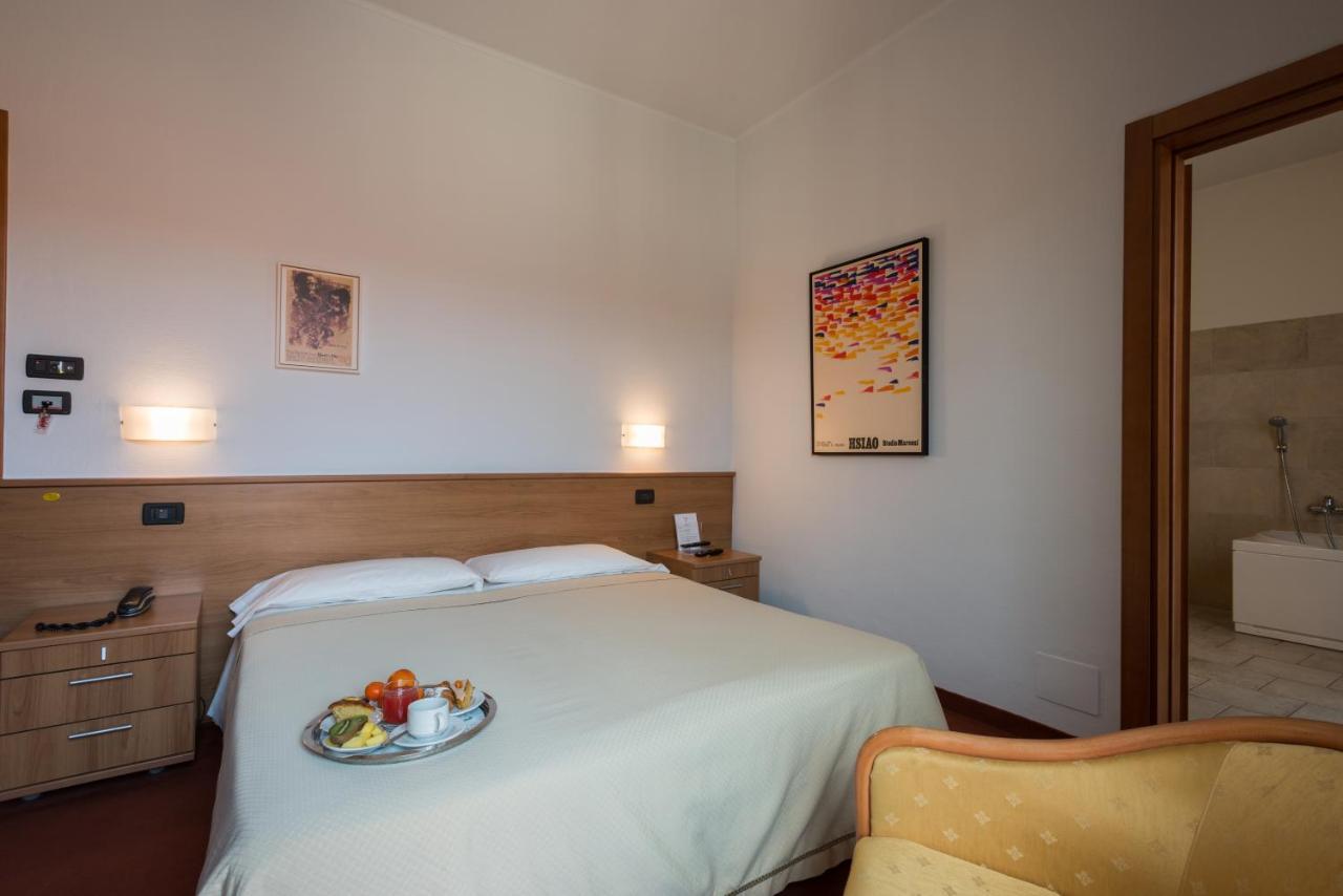 Hotel Lux อาเลสซานเดรีย ภายนอก รูปภาพ