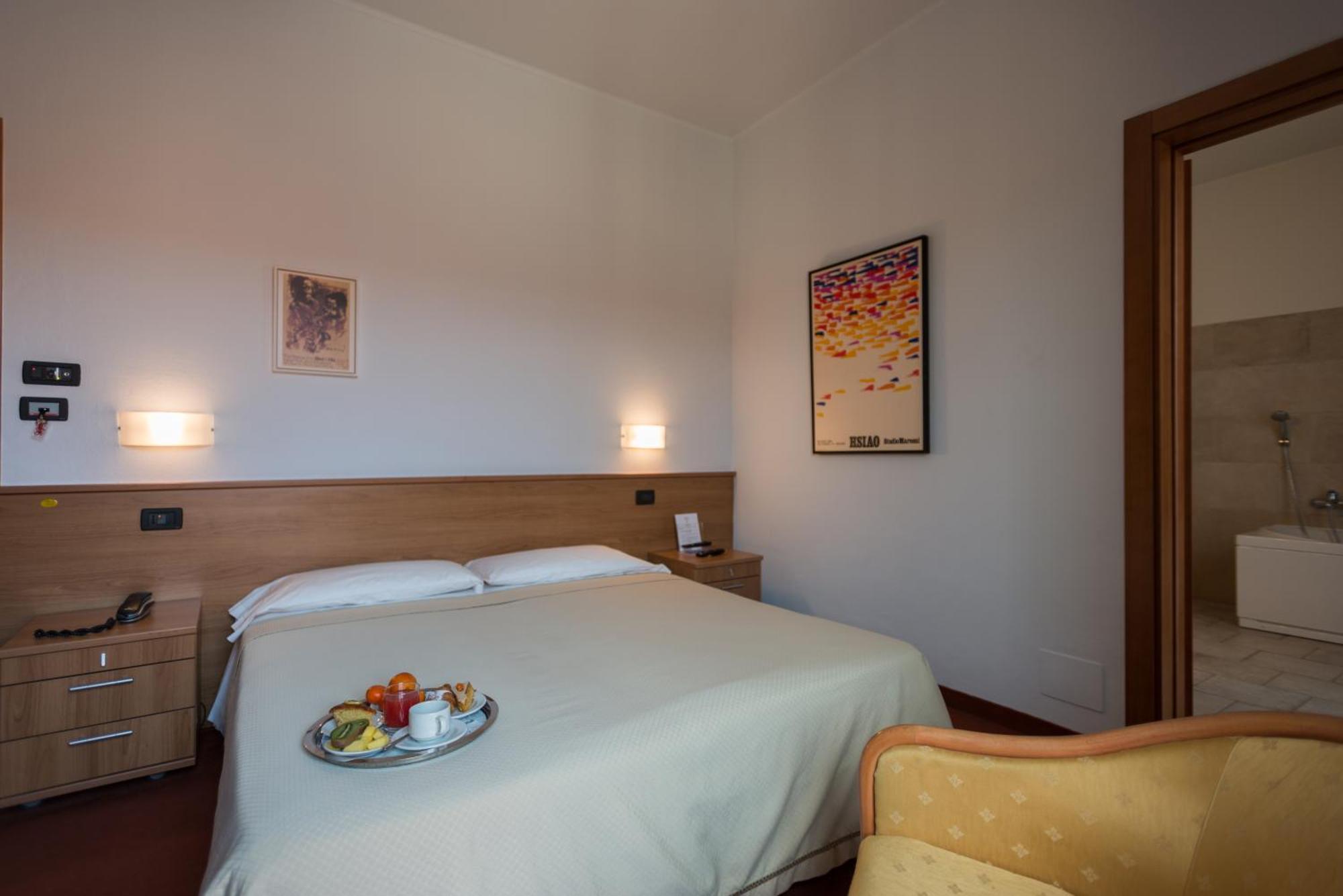 Hotel Lux อาเลสซานเดรีย ภายนอก รูปภาพ