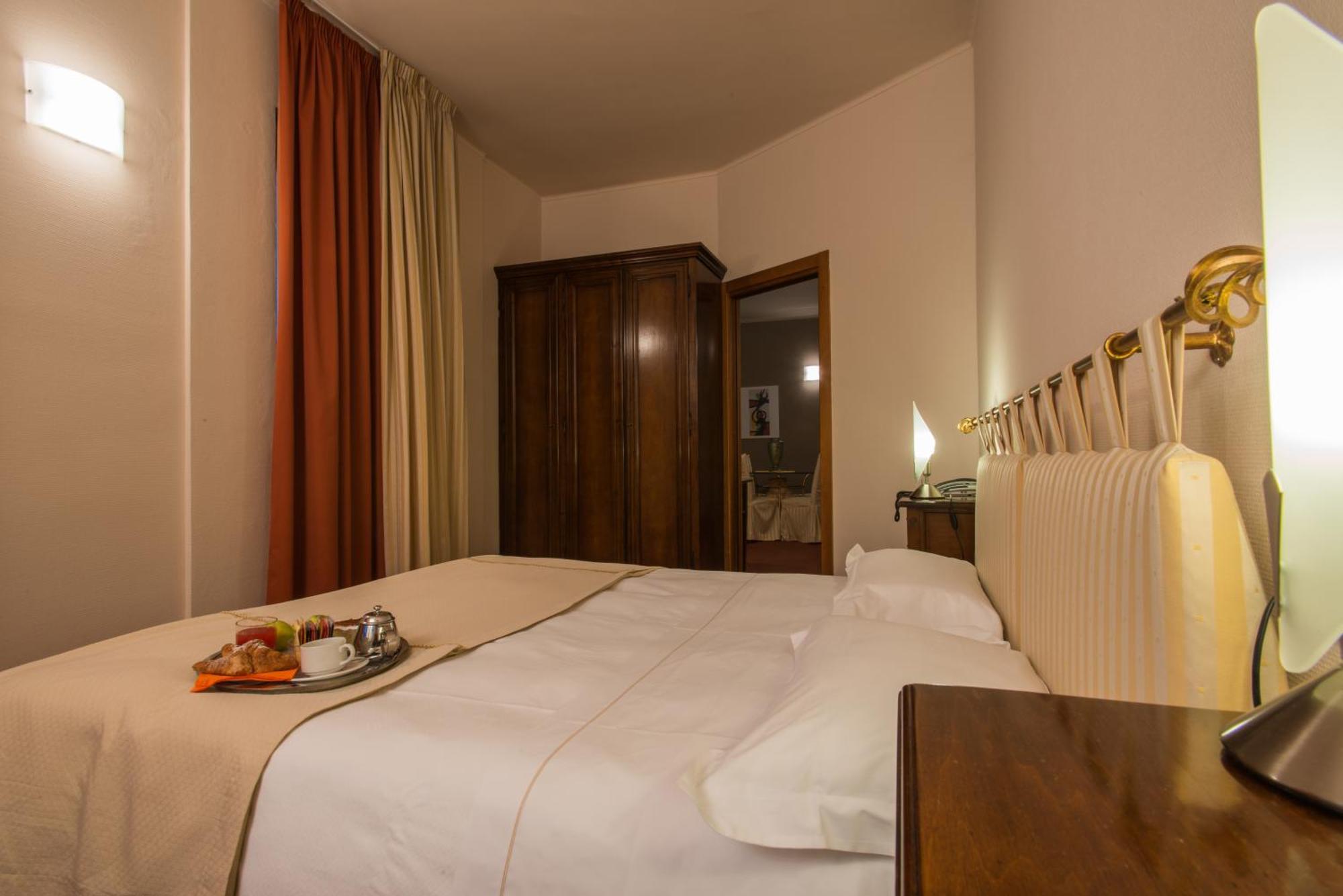 Hotel Lux อาเลสซานเดรีย ภายนอก รูปภาพ
