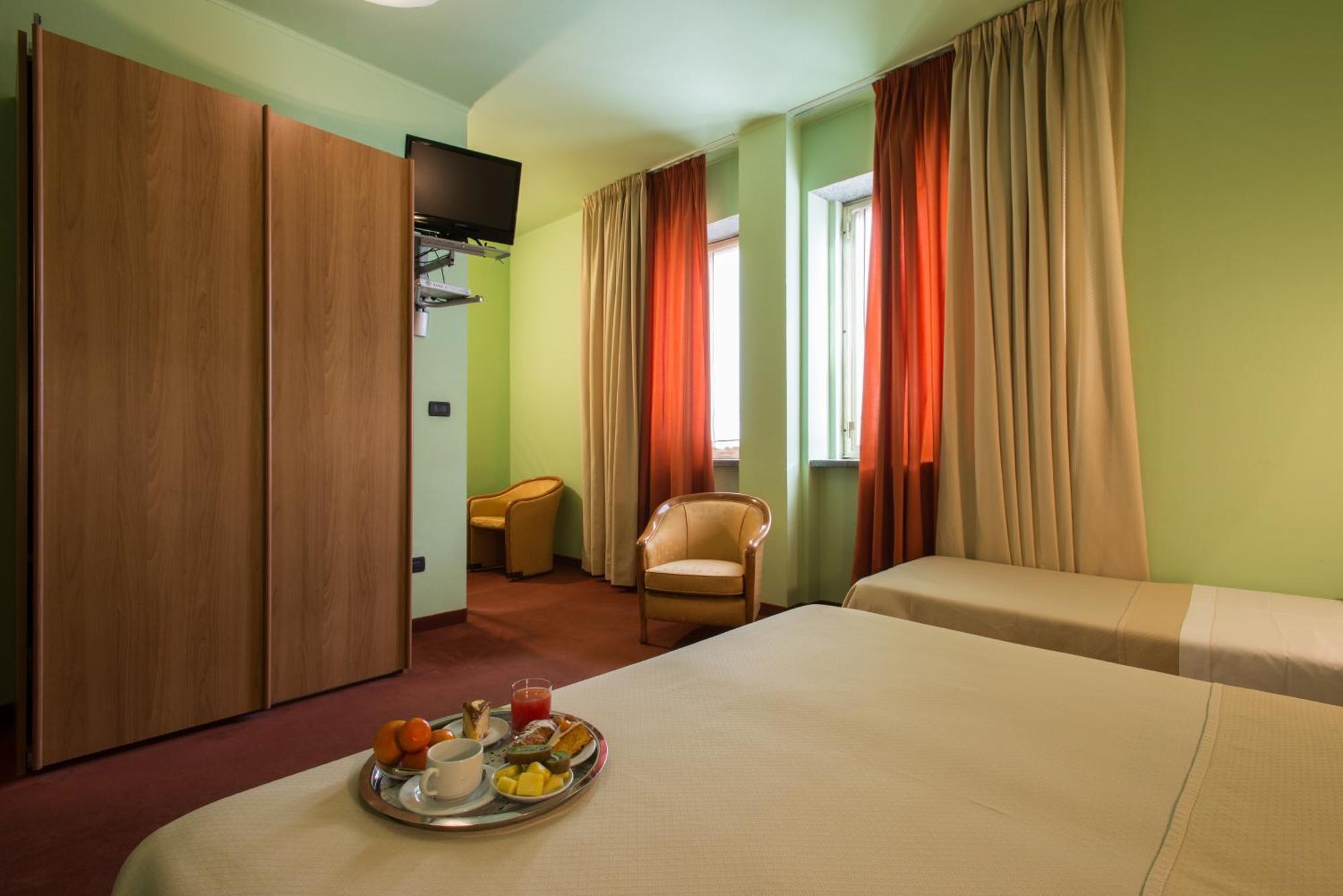 Hotel Lux อาเลสซานเดรีย ภายนอก รูปภาพ