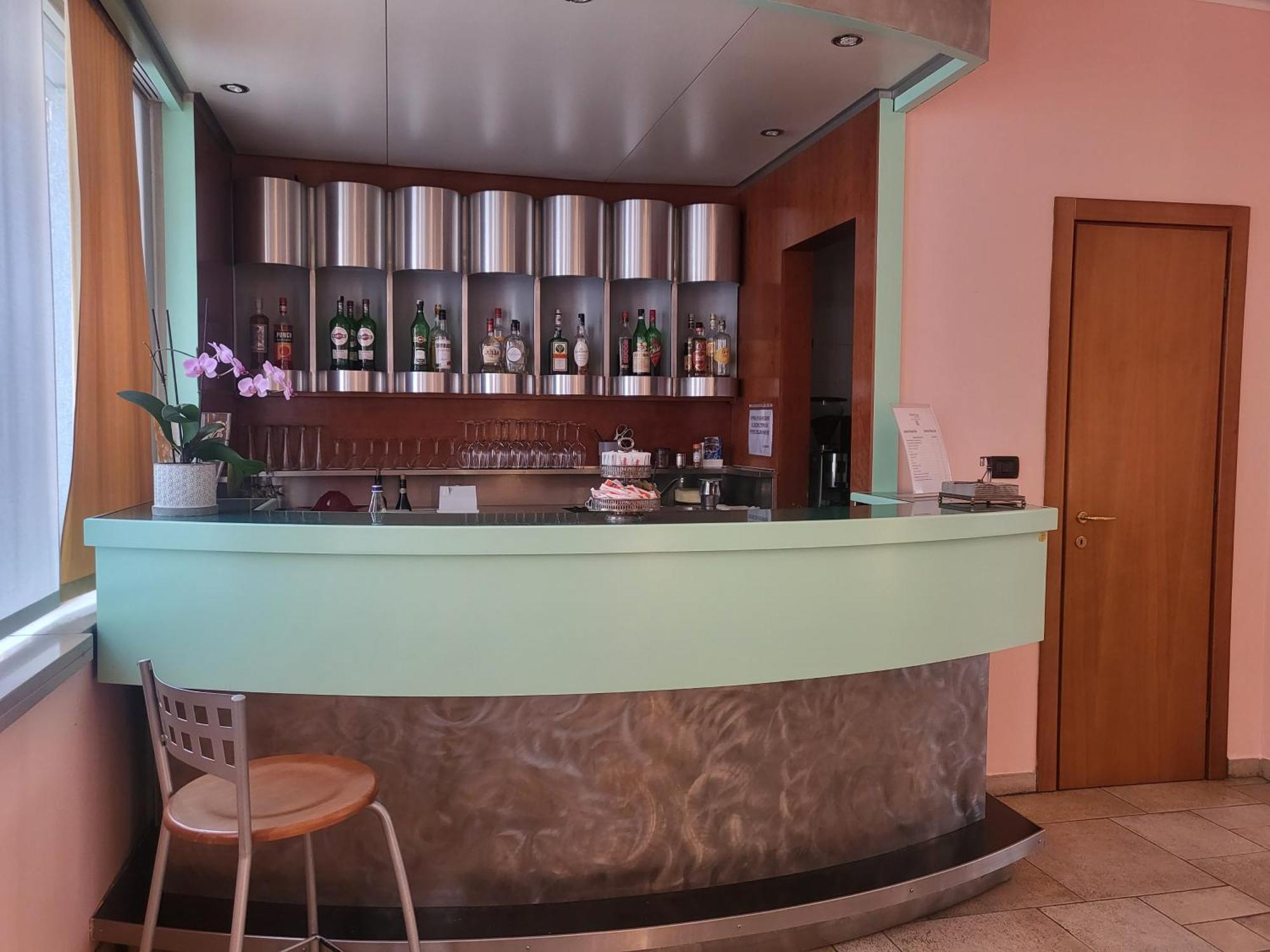 Hotel Lux อาเลสซานเดรีย ภายนอก รูปภาพ