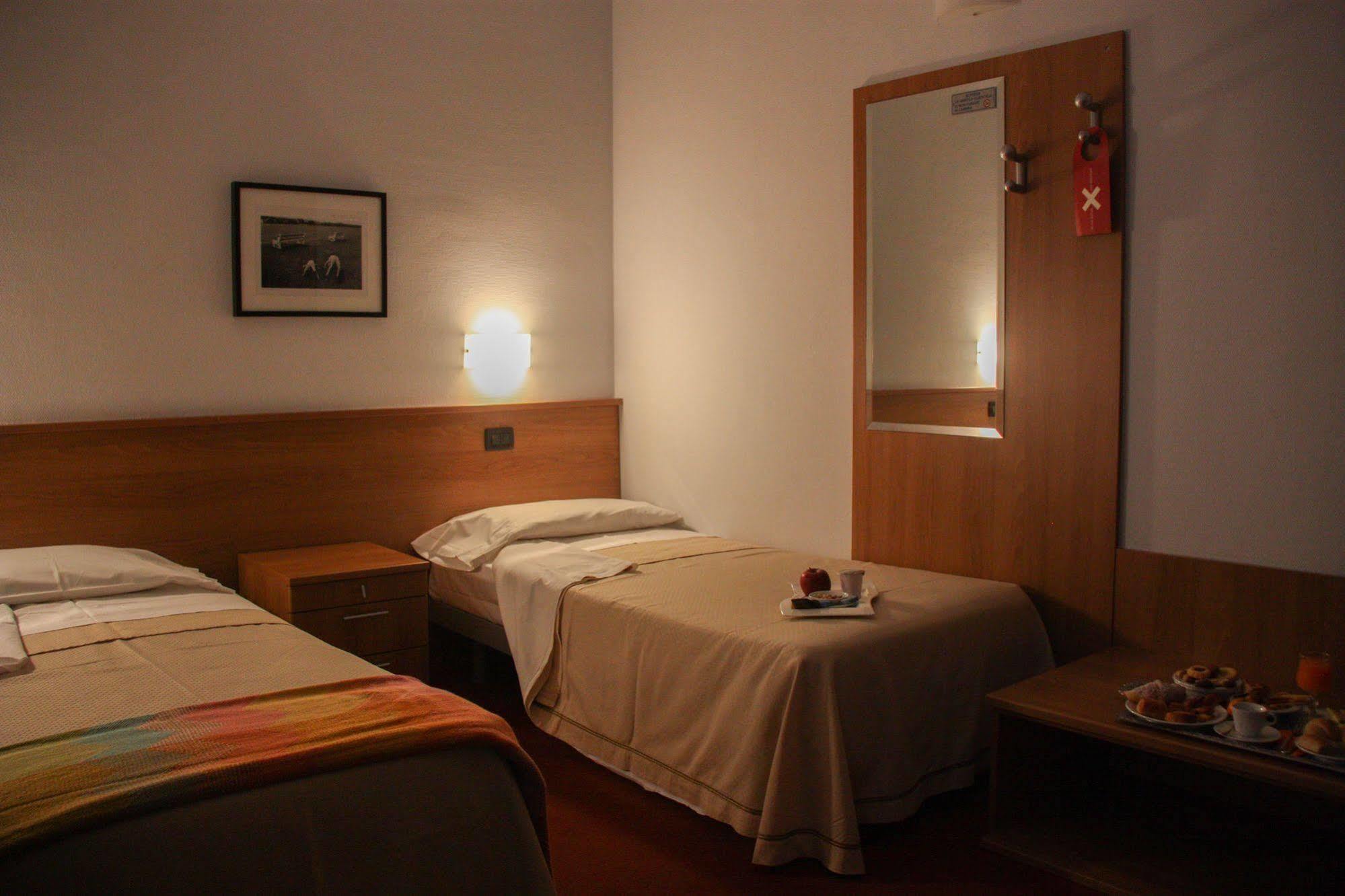 Hotel Lux อาเลสซานเดรีย ภายนอก รูปภาพ