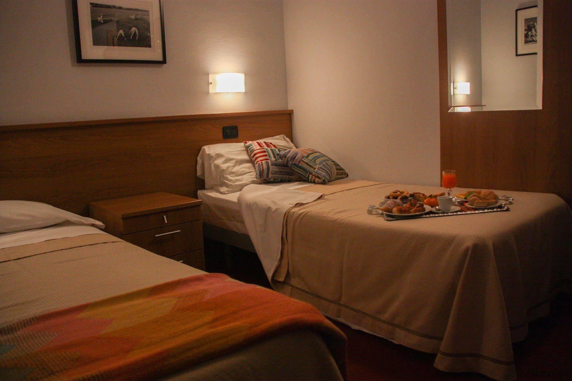 Hotel Lux อาเลสซานเดรีย ภายนอก รูปภาพ