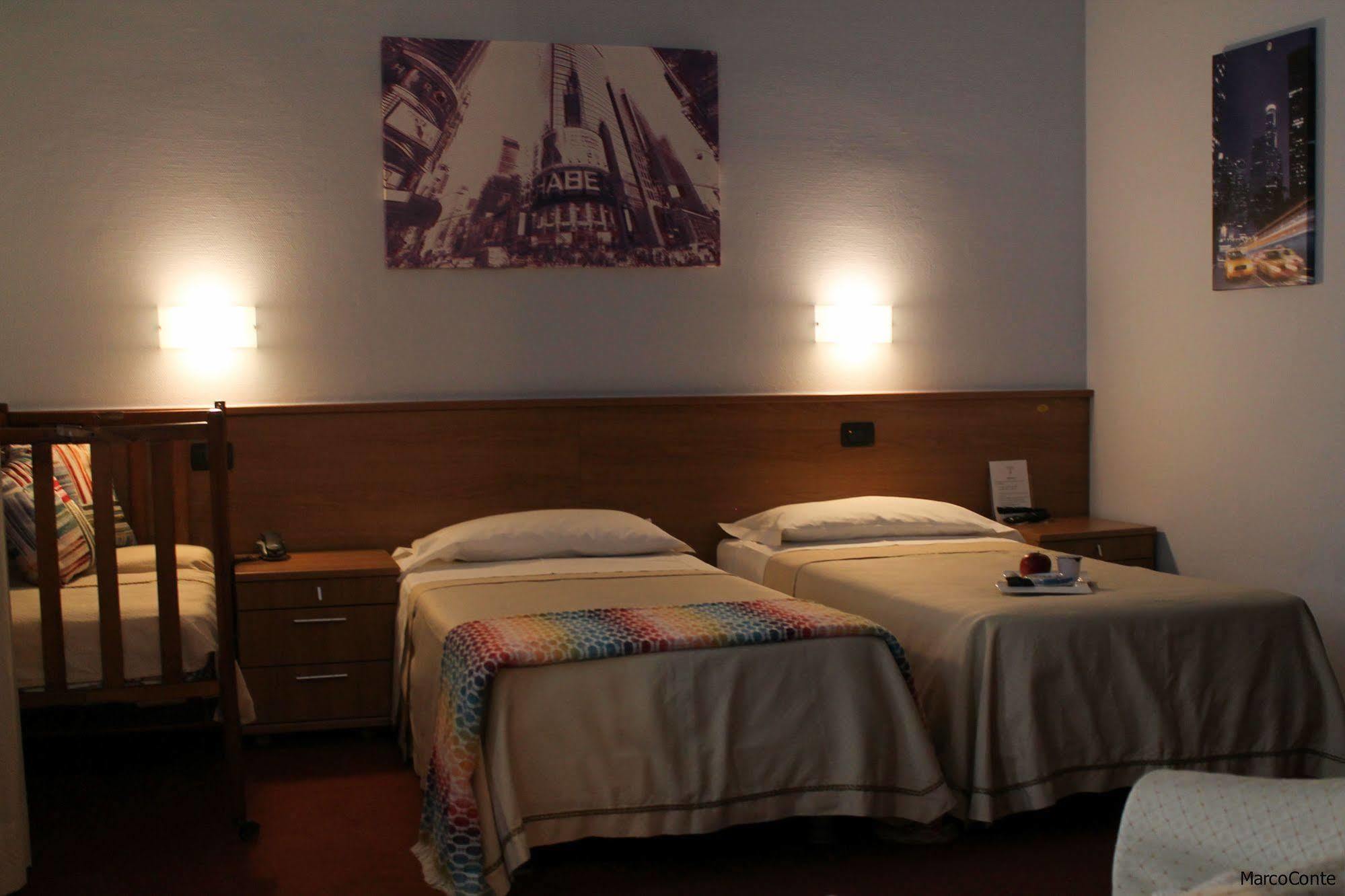Hotel Lux อาเลสซานเดรีย ภายนอก รูปภาพ