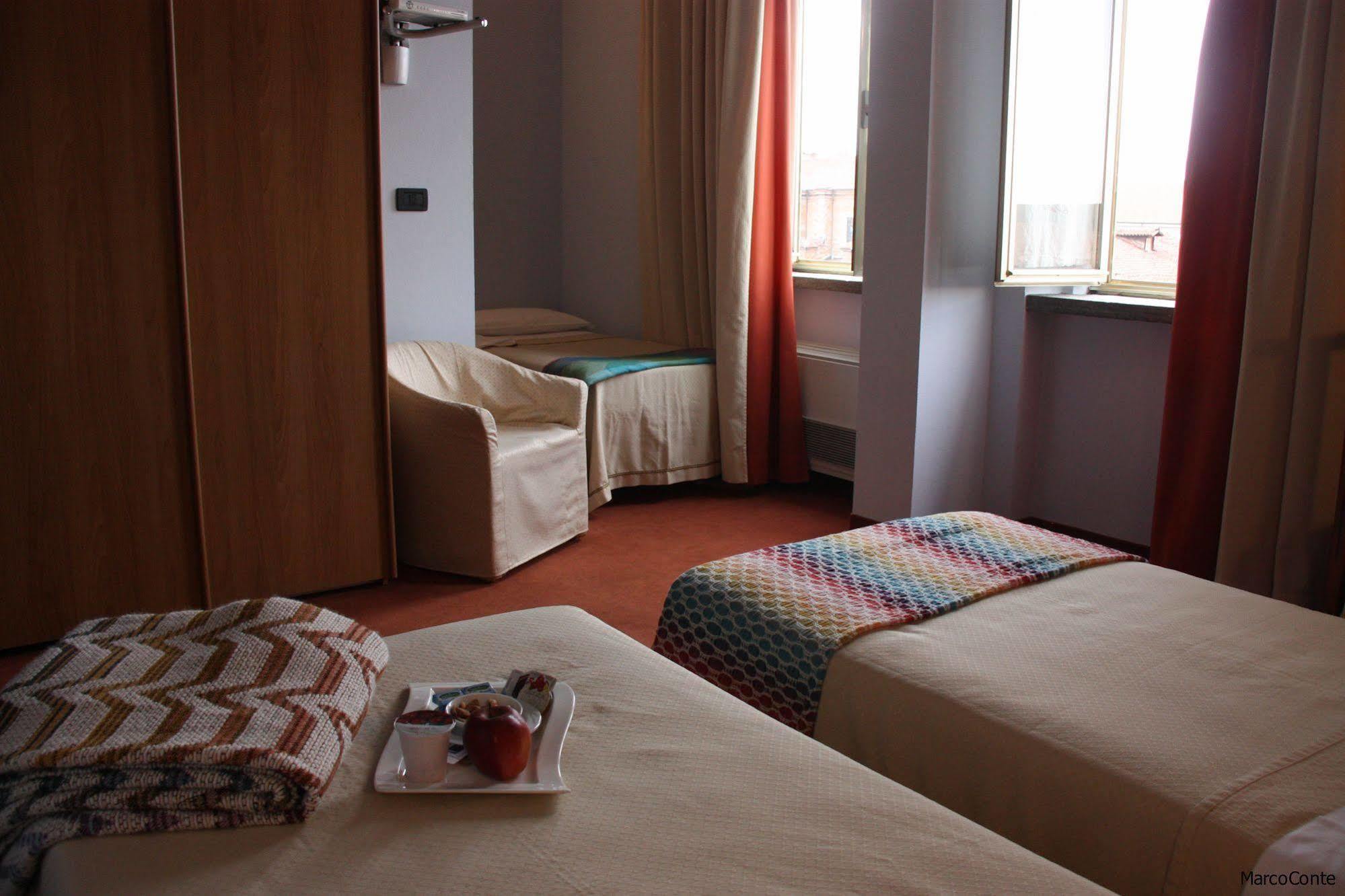 Hotel Lux อาเลสซานเดรีย ภายนอก รูปภาพ