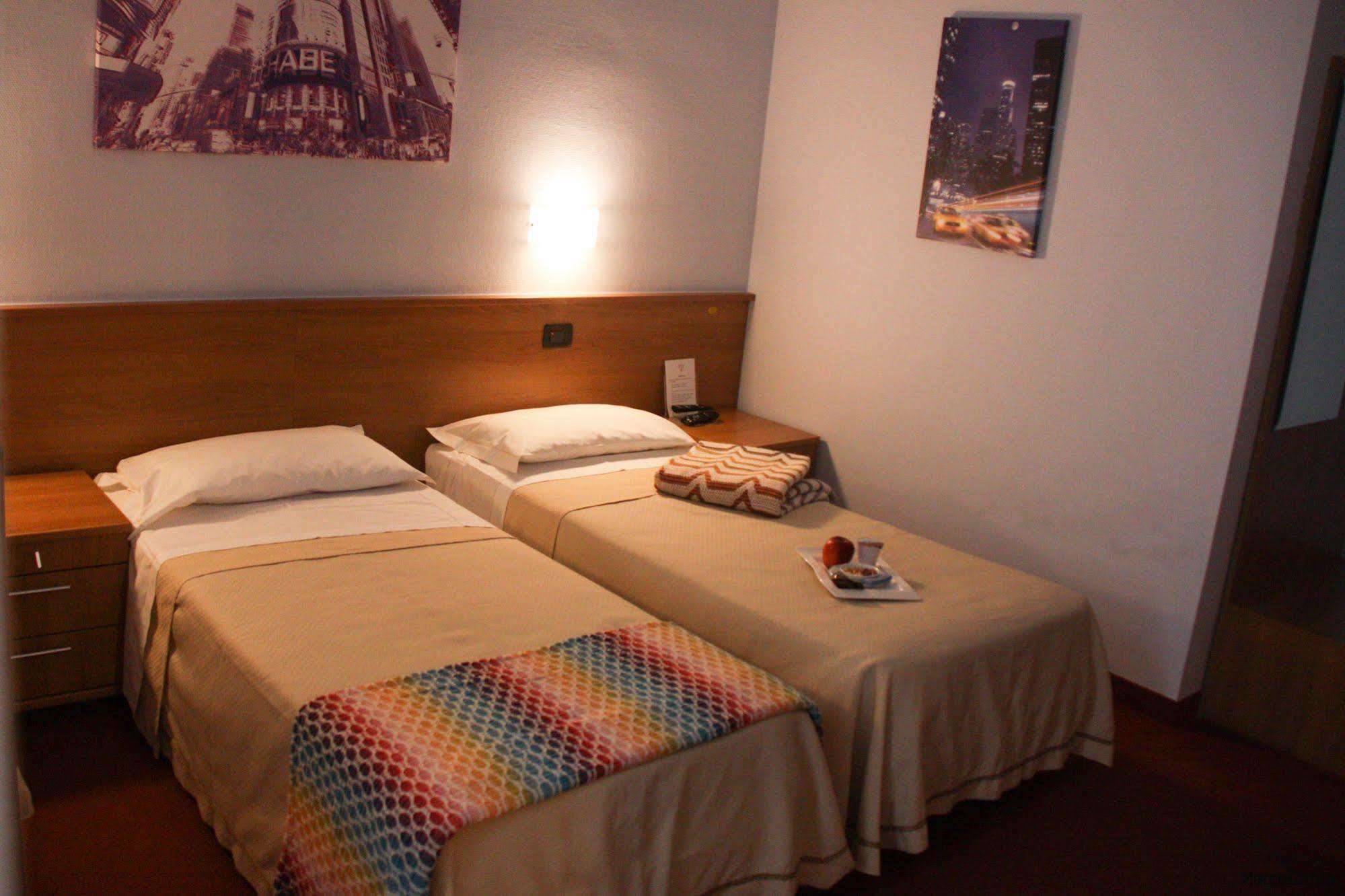Hotel Lux อาเลสซานเดรีย ภายนอก รูปภาพ