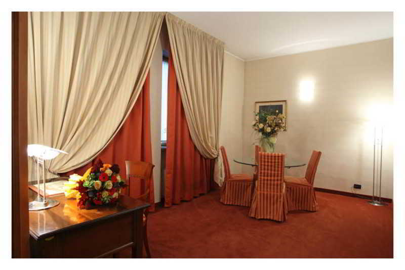 Hotel Lux อาเลสซานเดรีย ภายนอก รูปภาพ