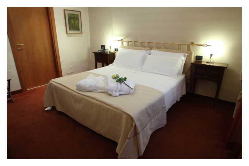 Hotel Lux อาเลสซานเดรีย ภายนอก รูปภาพ